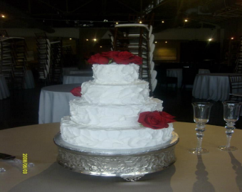 Indulge in a beautiful cake at your wedding reception! 